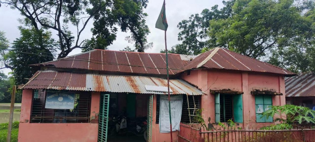 শ্যামনগরের ভূমি অফিস জরাজীর্ণ অবস্থা