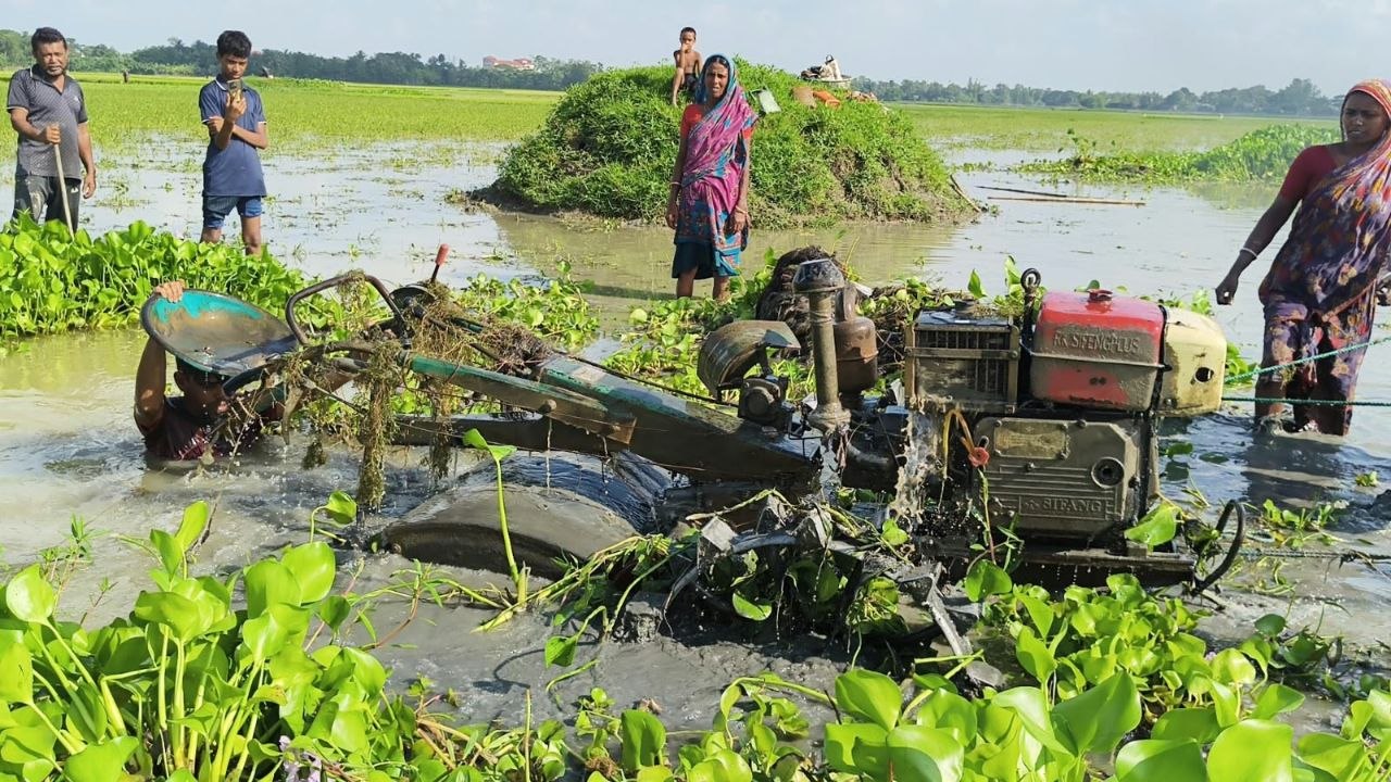 কৃষকের দুই পাওয়ার ট্রিলার পুকুরে ফেলে ক্ষতি সাধনের অভিযোগ