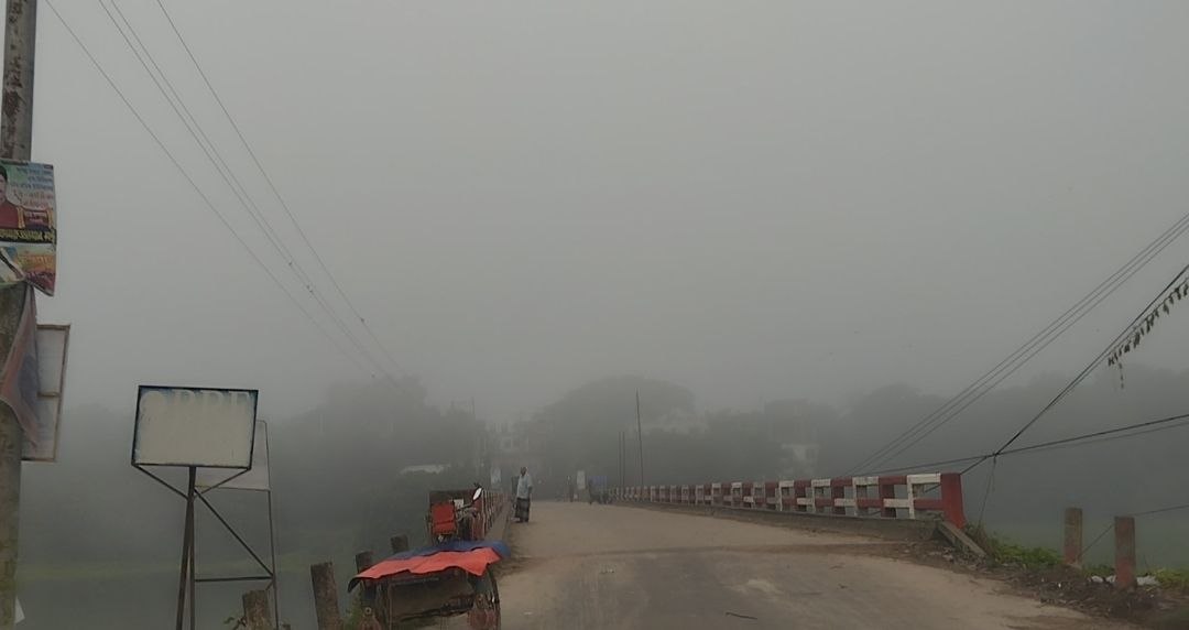 গরমের মাঝেও ভোরে কুয়াশা, মাগুরায় শীতের আগাম বার্তা