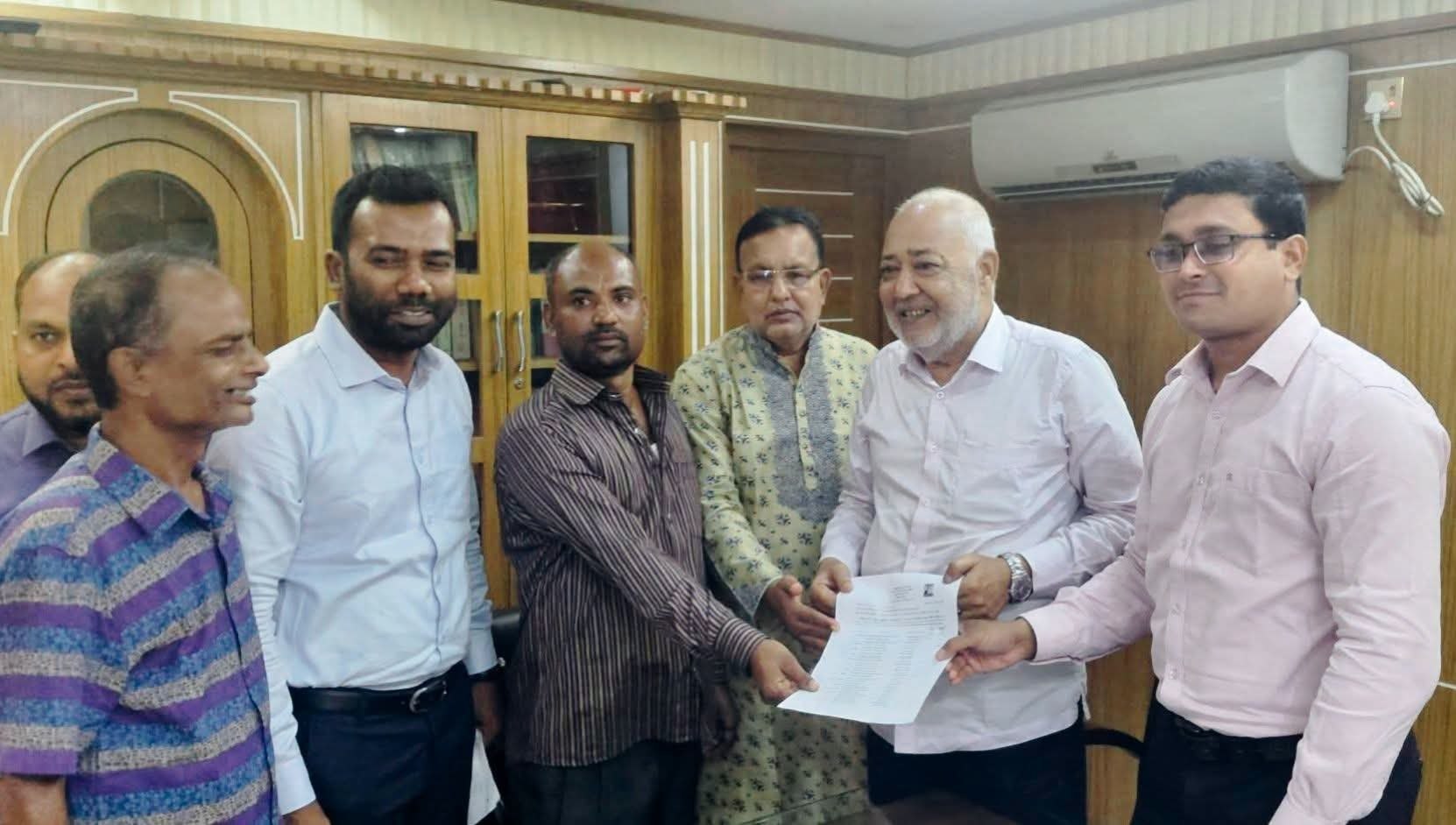 দৌলতপুরে দুর্গাপূজা উপলক্ষে ১৫ মণ্ডপে ৯ টন চালের ডিও দিলেন এমপি বাচ্চু মোল্লা